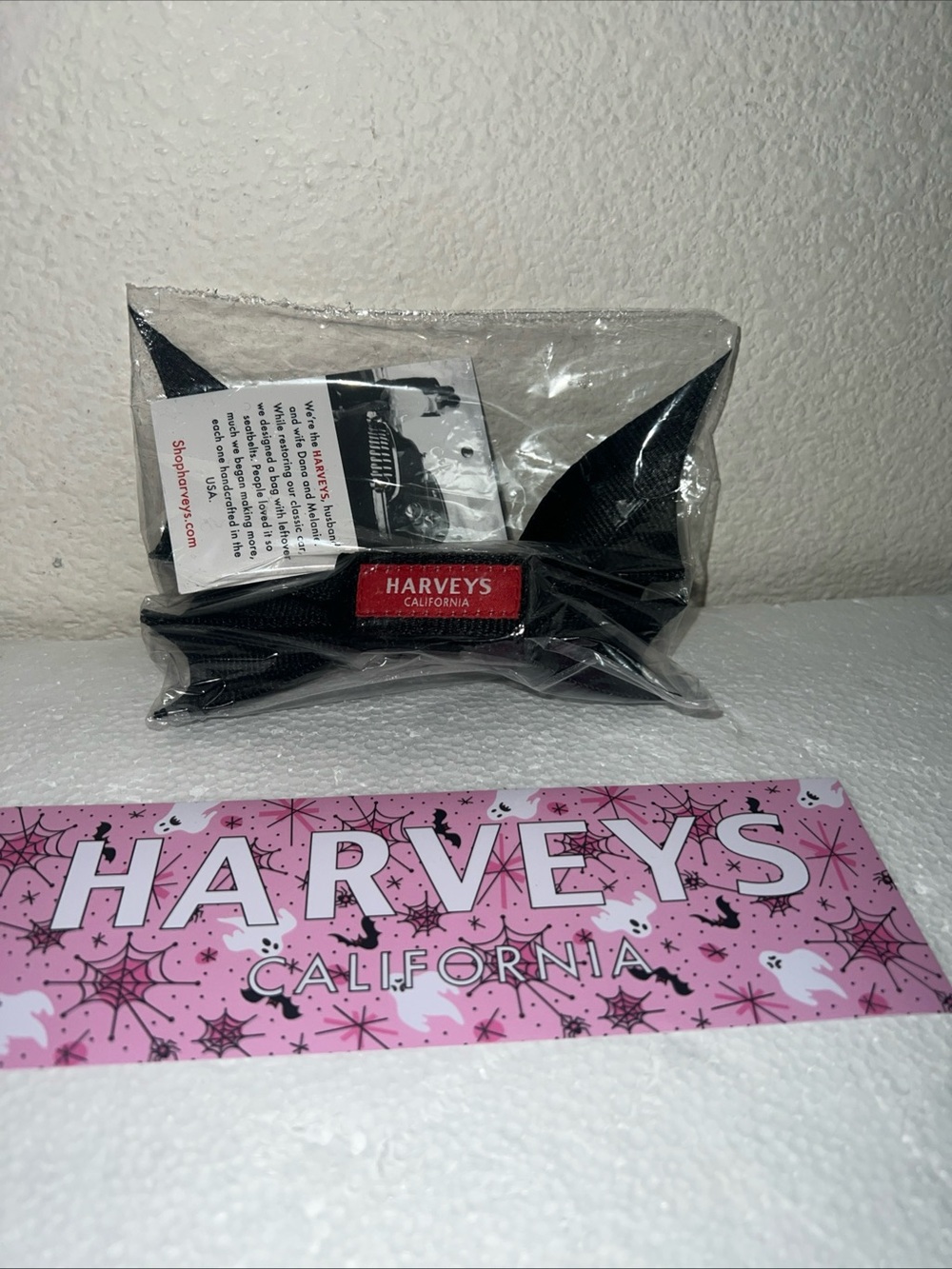 Harveys seatbelt large Bat bow with free sticker